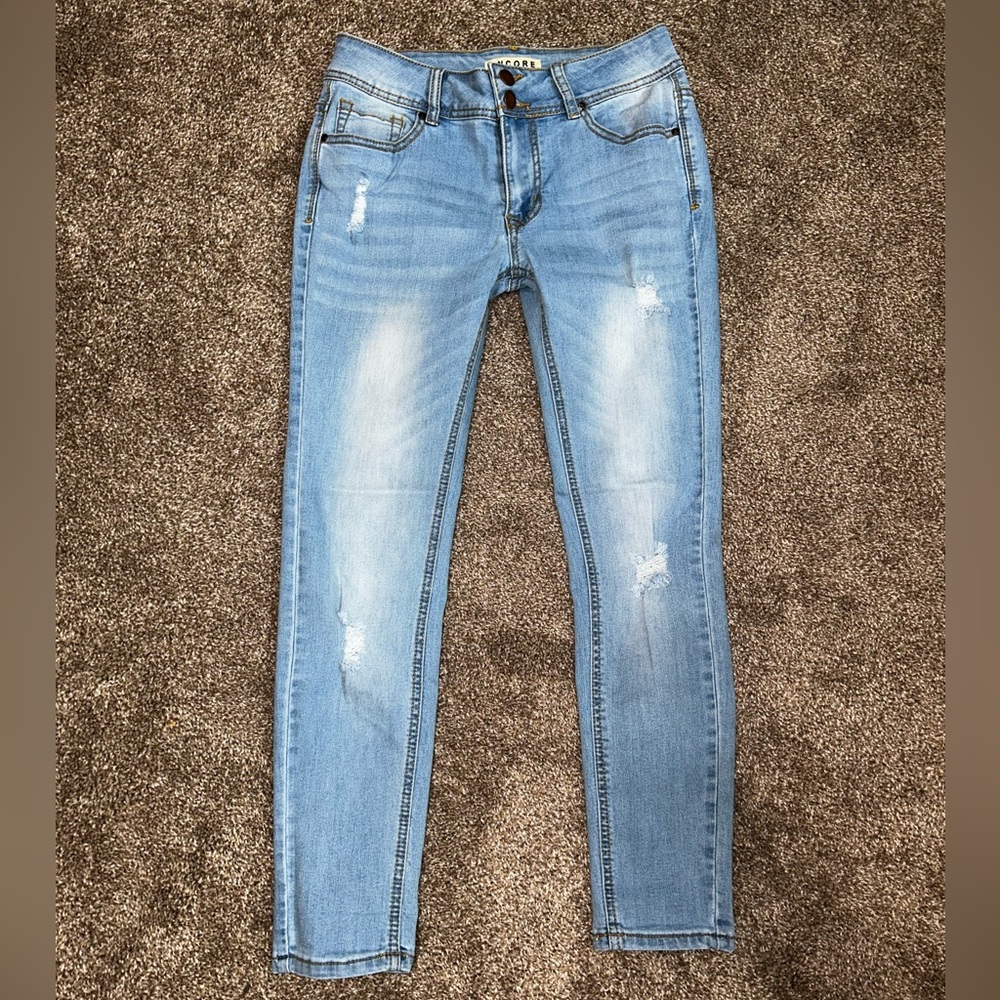 Mid-Rise light wash ripped jeans👖